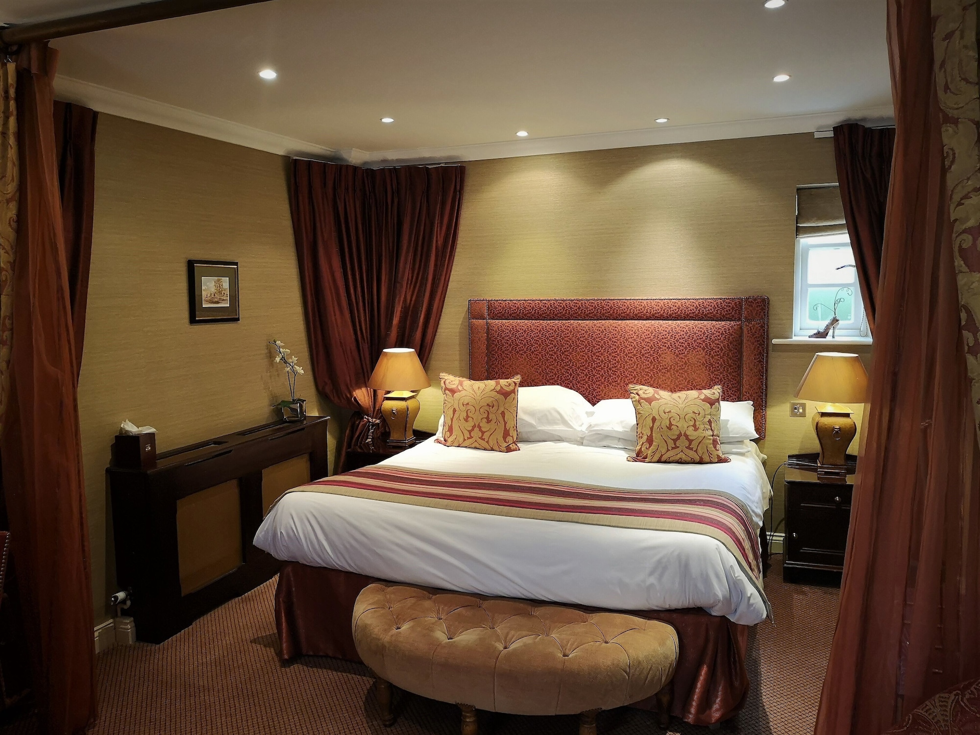 Suite, Queen Bed, Castle View, Sofa