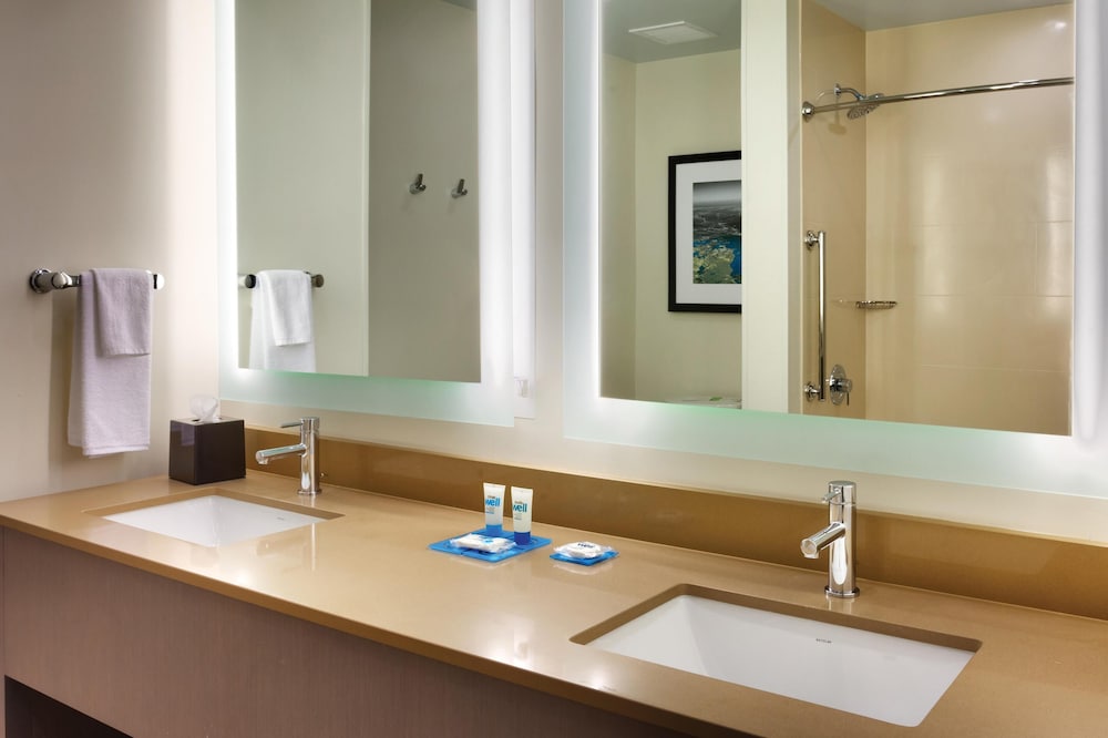 HYATT HOUSE AT ANAHEIM RESORT/CONVENTION CENTER 62/64