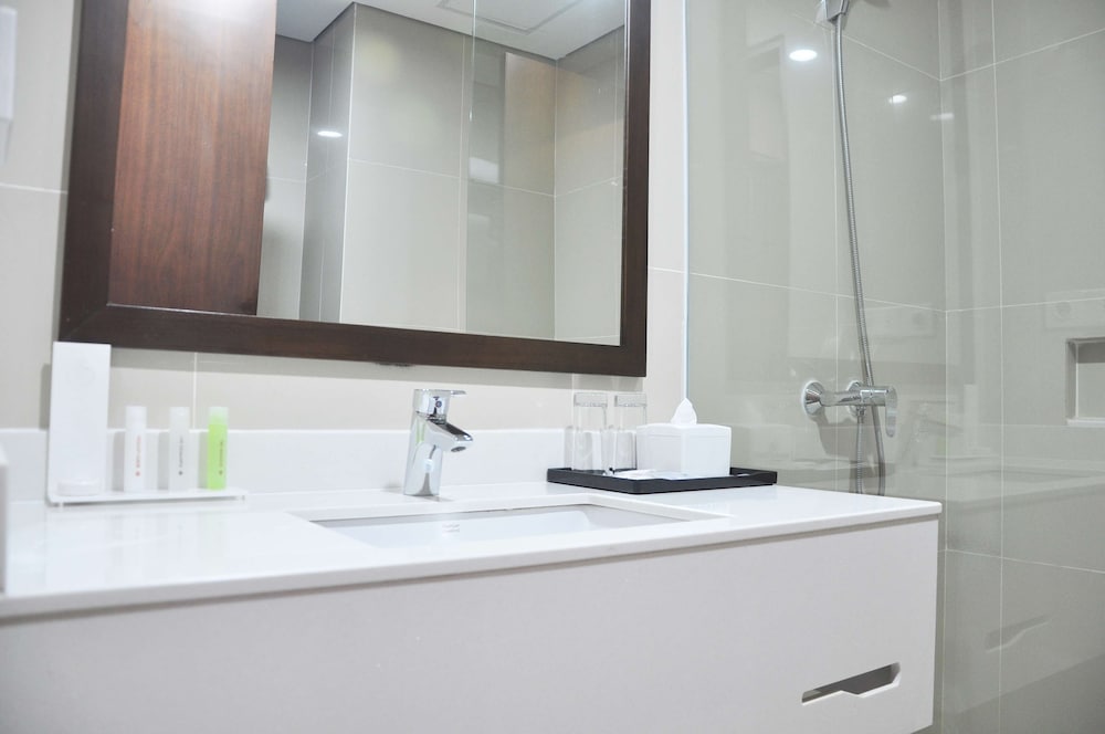 Golden Tulip Pontianak 28/64