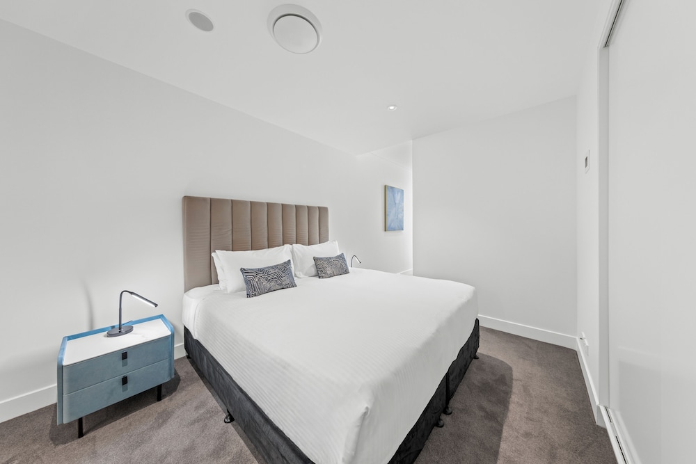 3 Bedrooms, Sky High, Executive, 1 Queen and 2 King Beds, Two Story