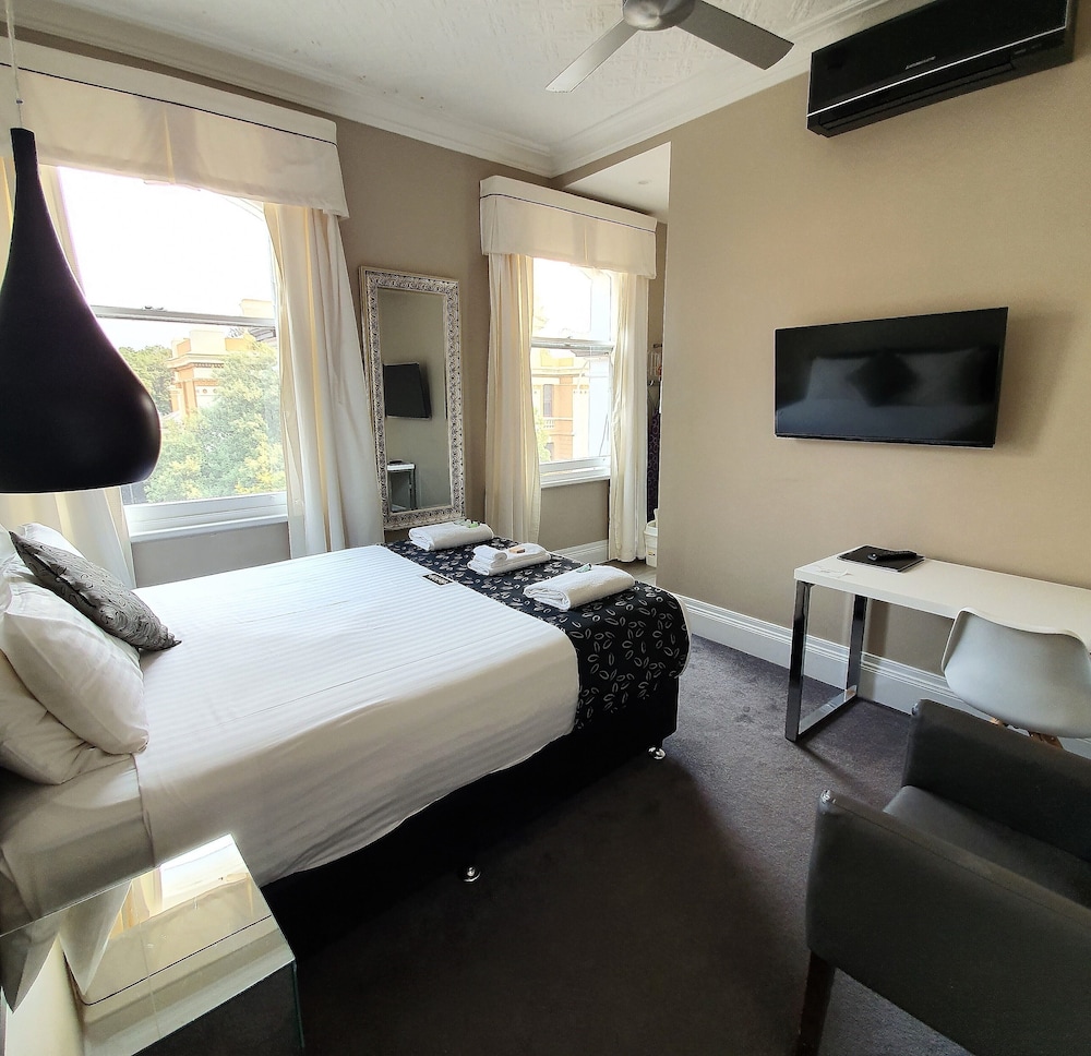 ROOM, QUEEN BED, STAIR ACCESS ONLY, TOP FLOOR