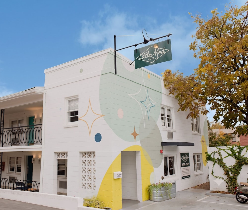 Little Mod Hotel 4/38