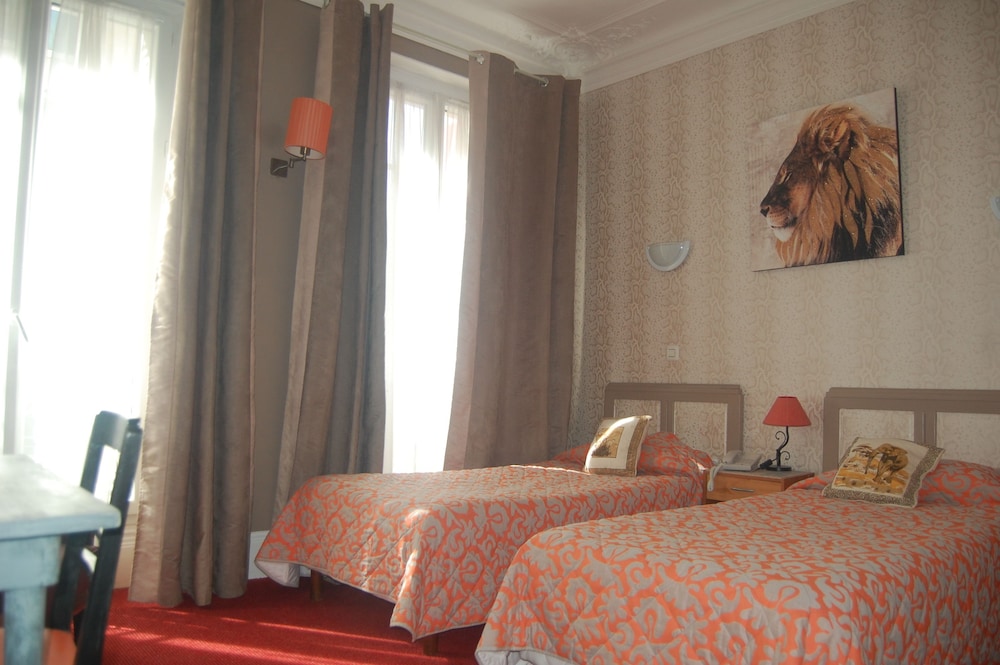 ROOM, TWIN BEDS