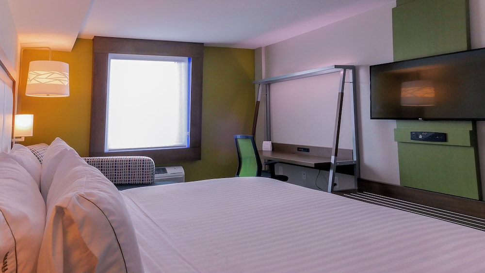 Standard, King Bed, Airport View, Accessible