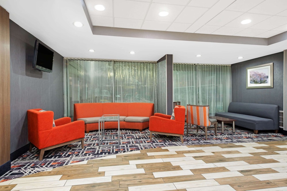 La Quinta Inn & Suites by Wyndham DC Metro Capital Beltway 39/55