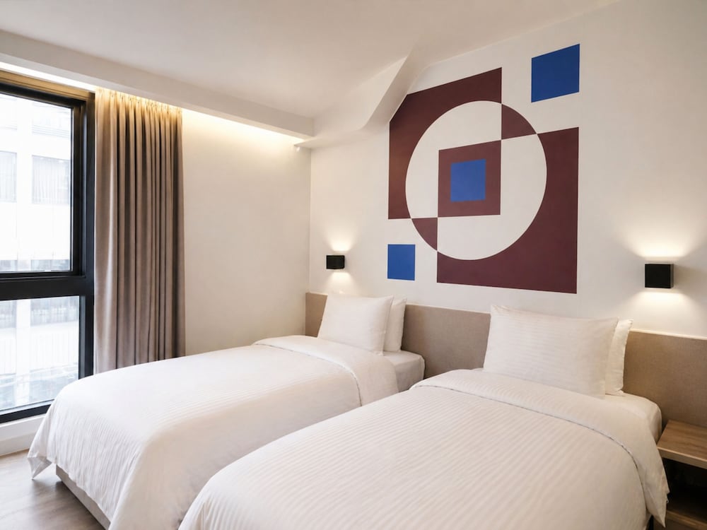 STANDARD, TWIN BEDS, CITY VIEW