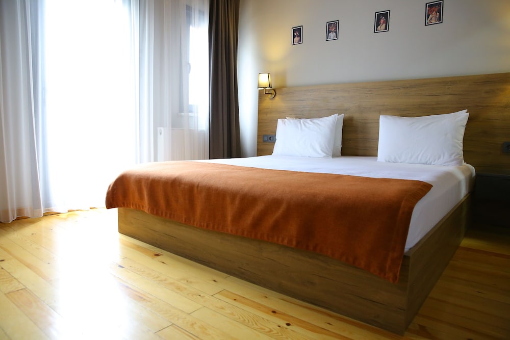 STANDARD, QUEEN BED, BALCONY