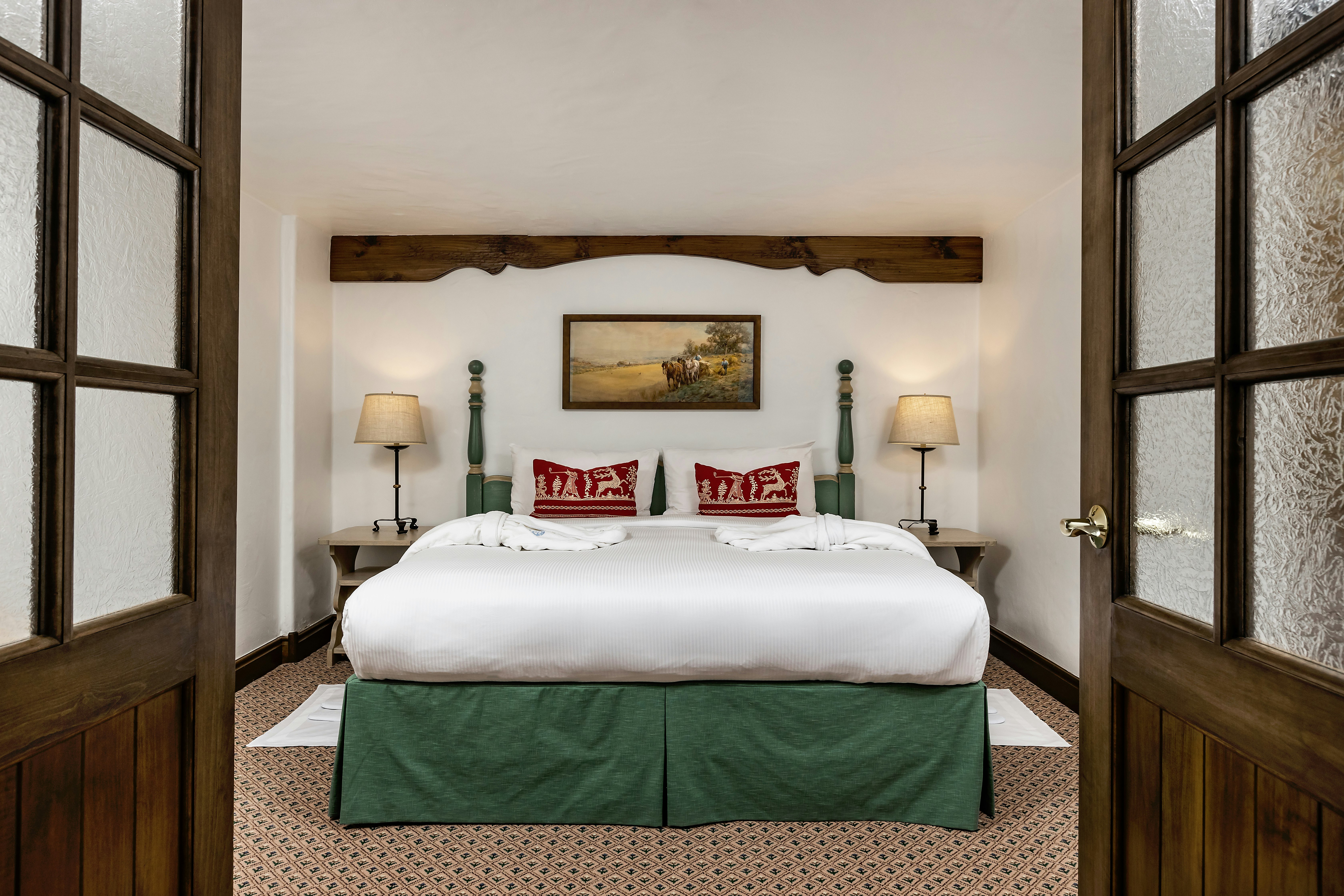 2 Bedrooms, Gold, Bi Level, Suite, King and Twin Beds