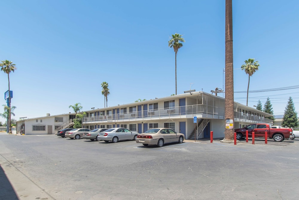 Motel6 Bakersfield, CA - Central 32/44