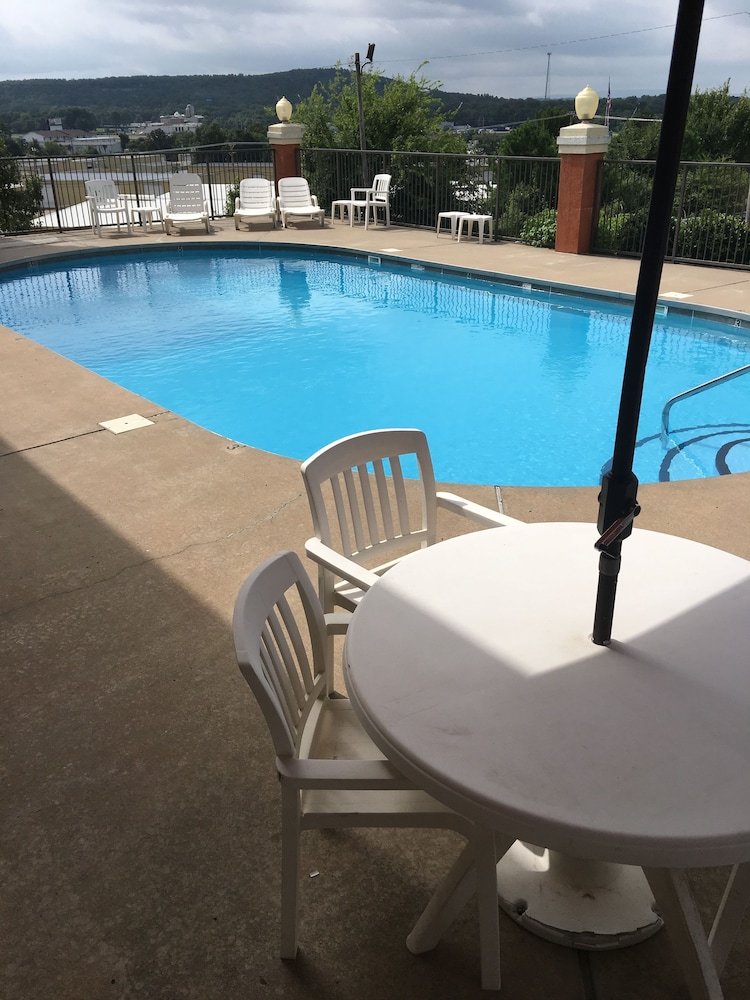Quality Inn and Suites Clarksville 35/39