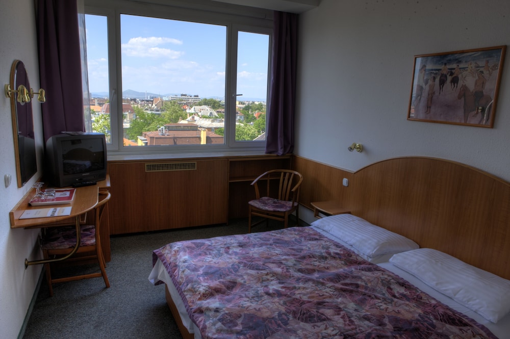 Benczur Hotel 12/42