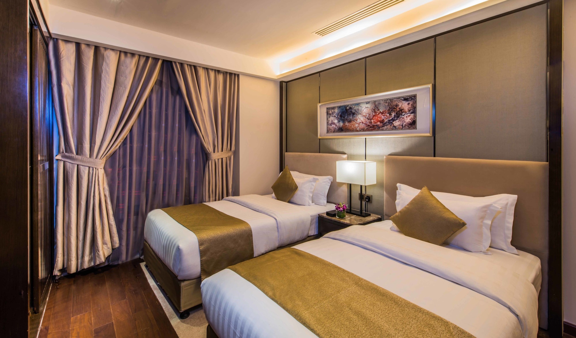 2 Bedrooms, Suite, King and Twin Beds, 2 Bathrooms