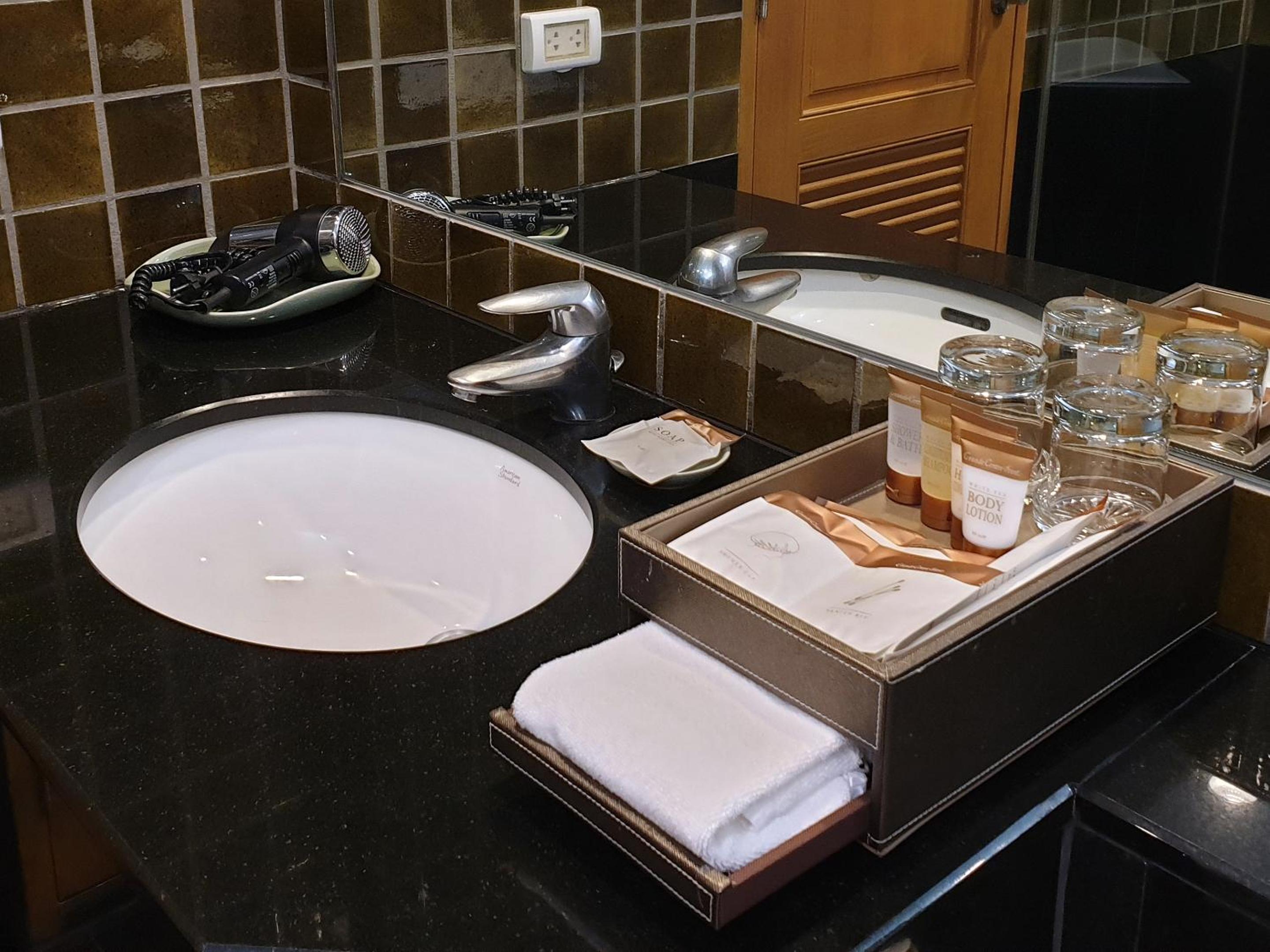 غرفة سوبيريور بسرير كينج بشرفة، Grande Centre Point Ploenchit Bangkok 10/10
