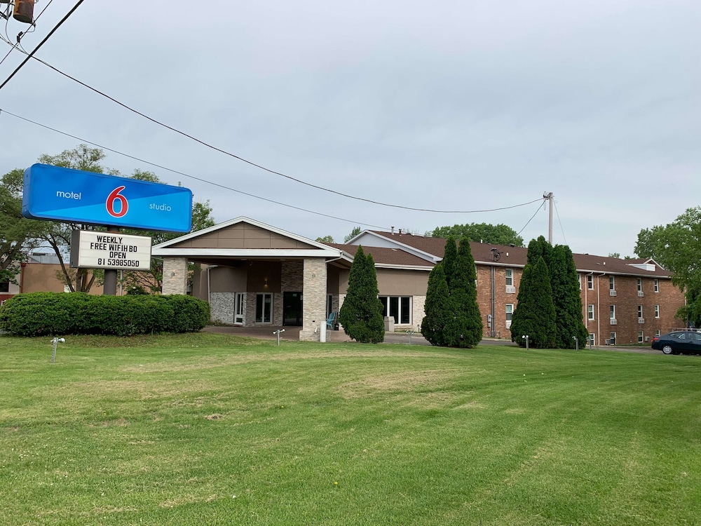 Studio6 Rockford, IL 25/32