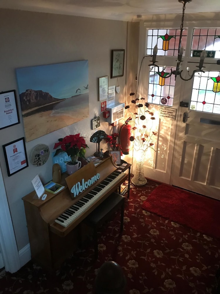 Lyndsay Guest House 34/50