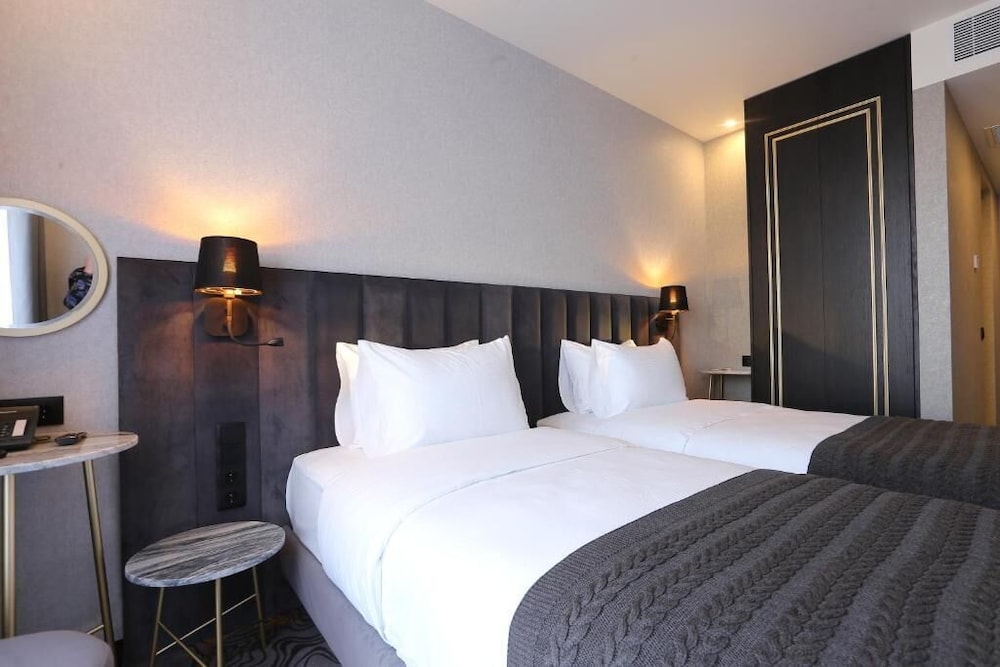 ECONOMY, DOUBLE OR TWIN BED