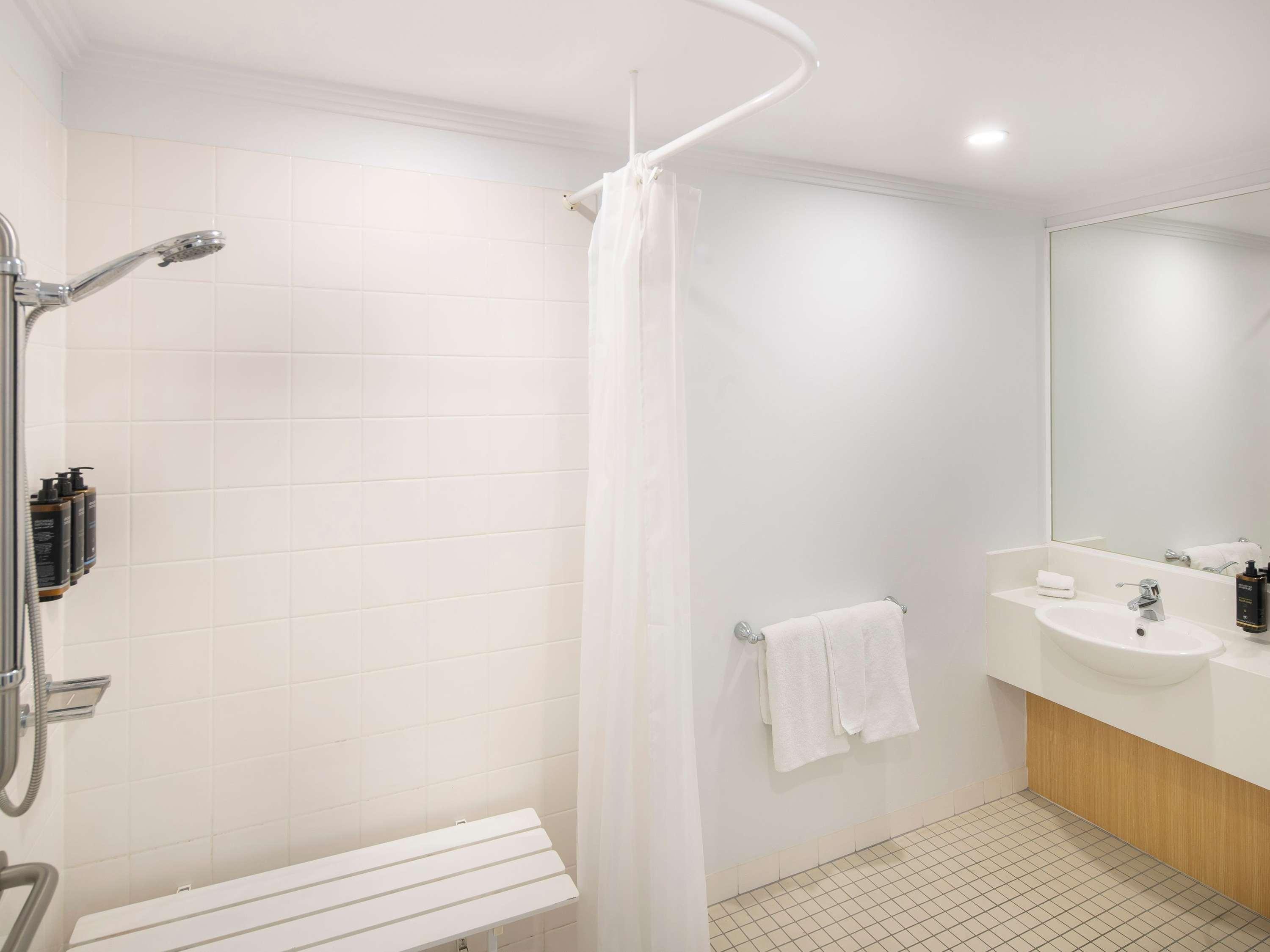 غرفة سوبيريور بسرير مزدوج لذوي الإعاقة، Mercure Sydney Bankstown 5/6