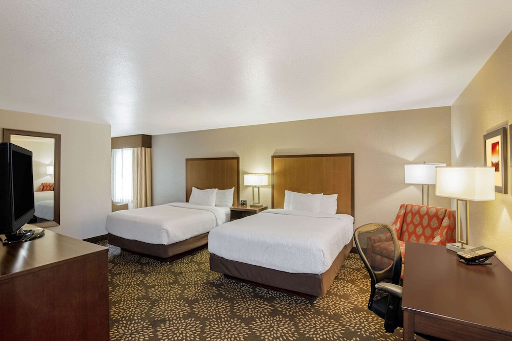 La Quinta Inn & Suites by Wyndham Las Vegas Red Rock 7/42