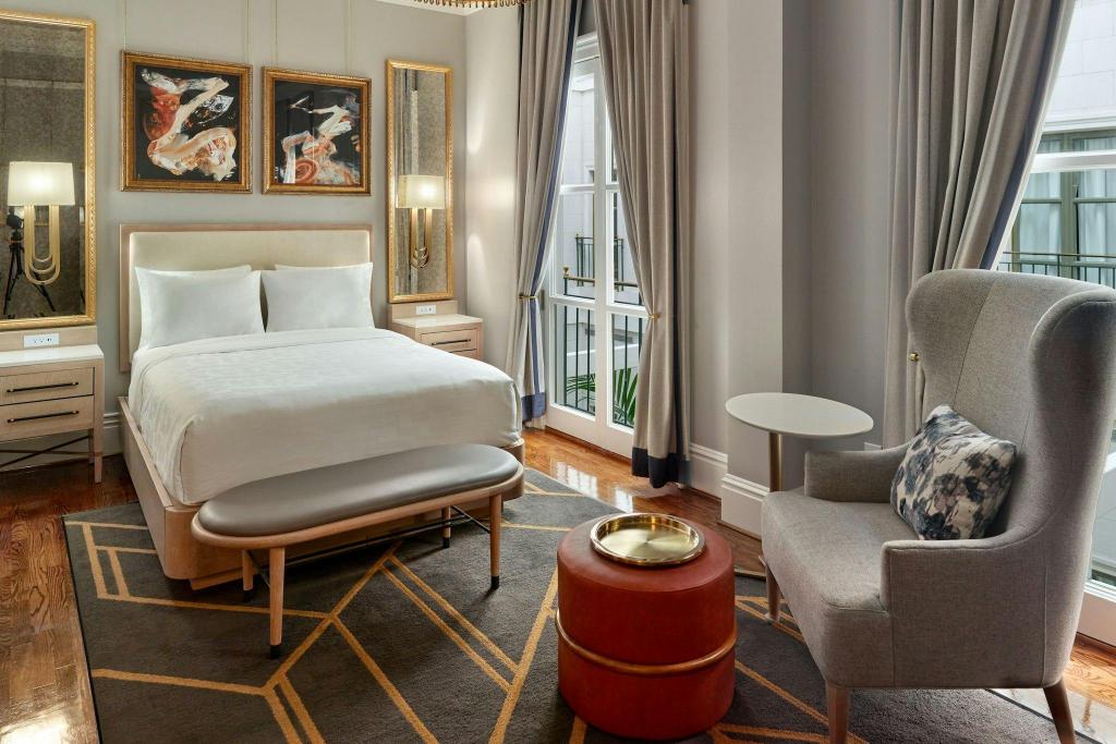 Atrium, Guest Room, Queen Bed, Atrium View