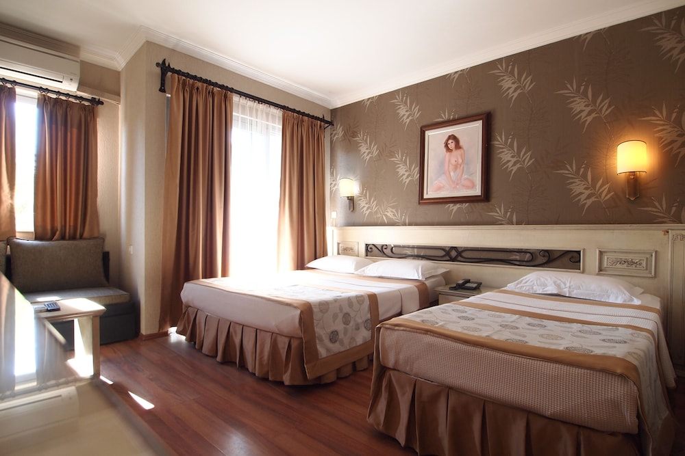 Romance Hotel 24/82