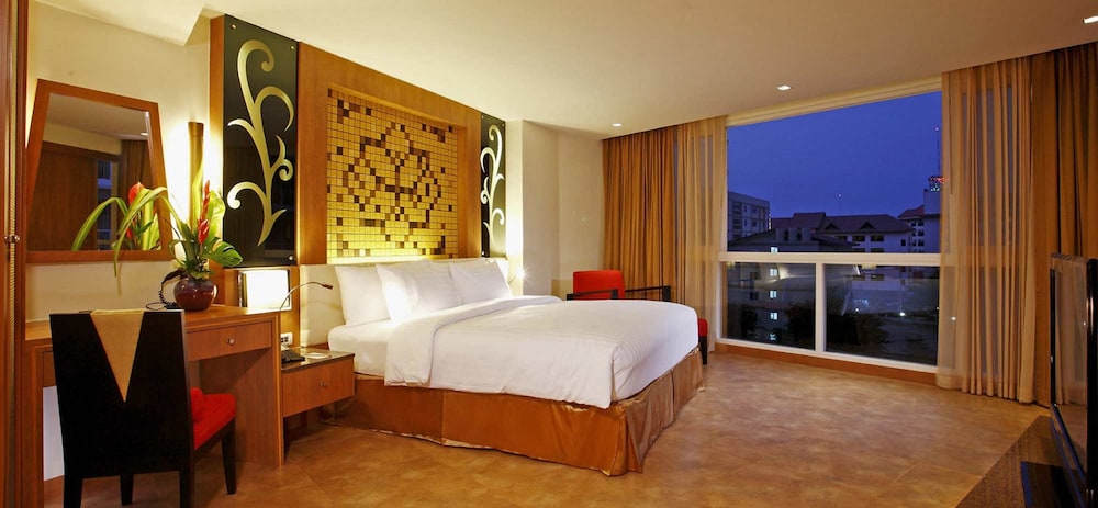 جناح ديلوكس بسرير كينج بإطلالة على المسبح مع أريكة، Centara Nova Hotel Pattaya 3/10
