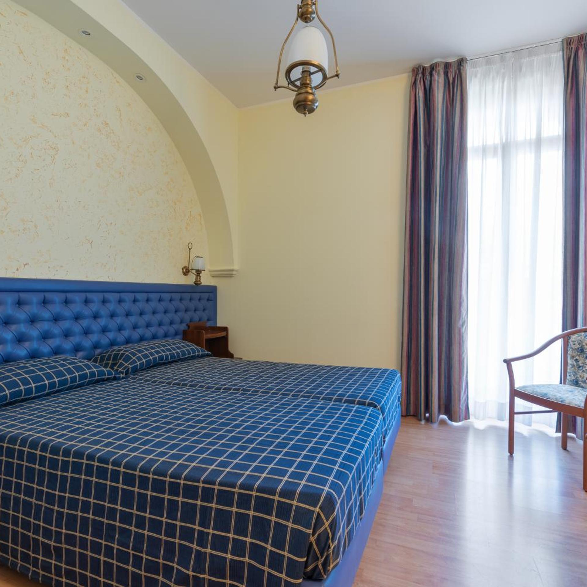 Room, Twin Beds, Partial Lake View