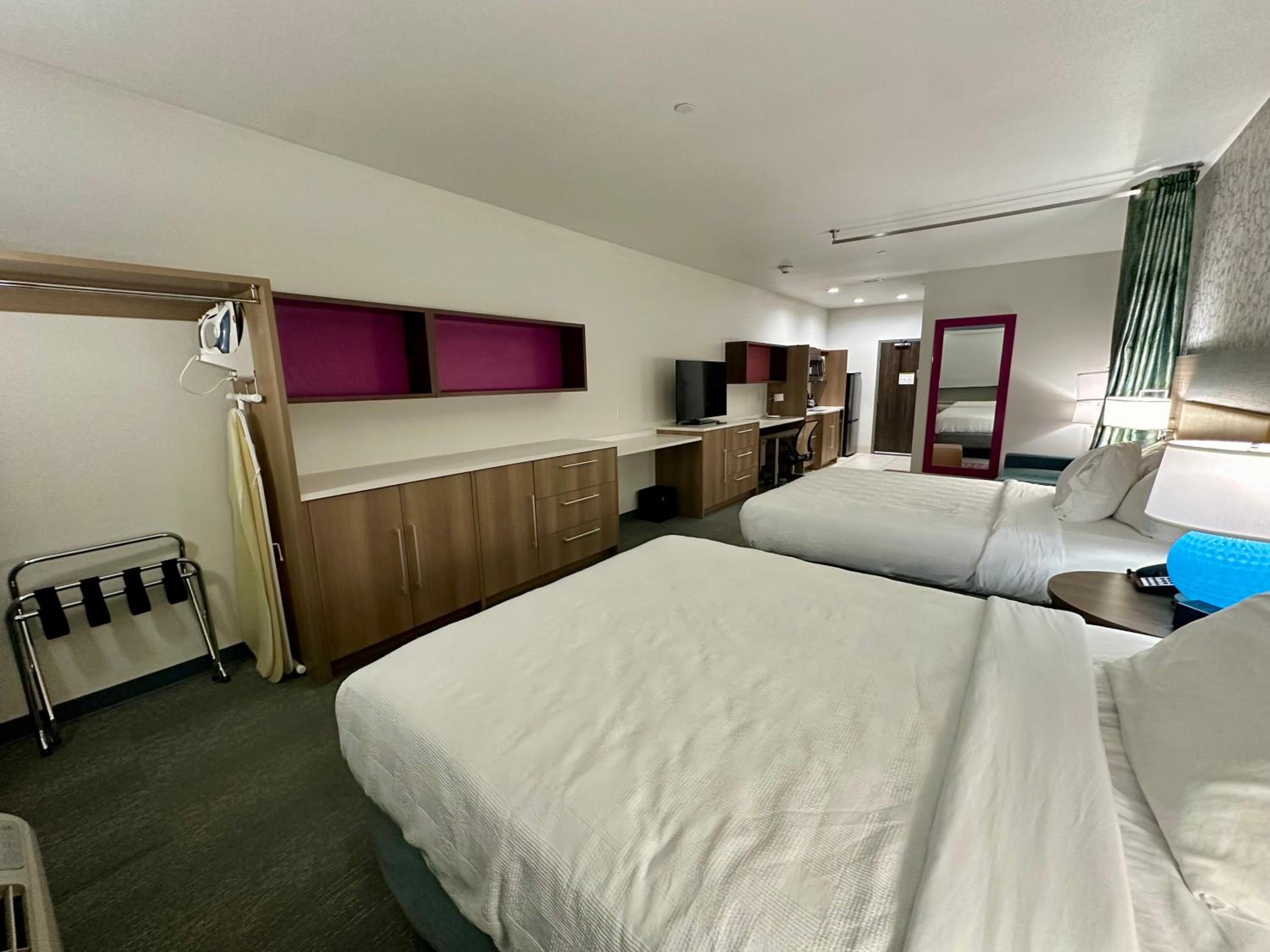 STUDIO, 2 QUEEN BEDS