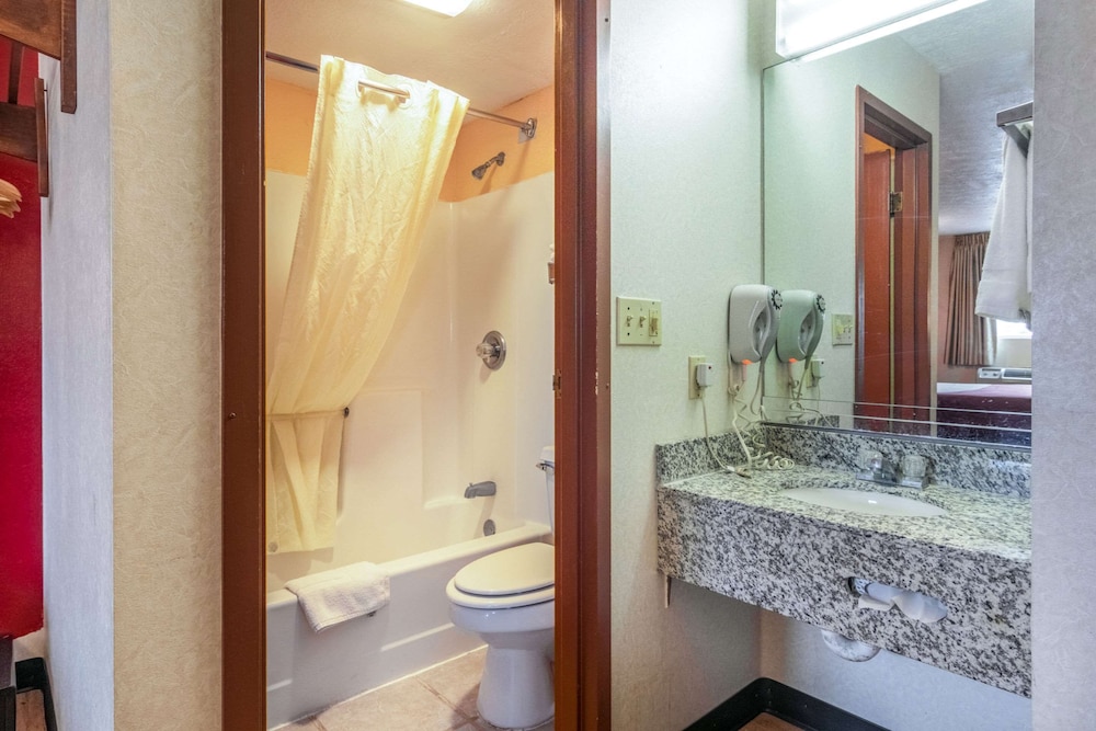 Econo Lodge Kent - Akron West 32/37