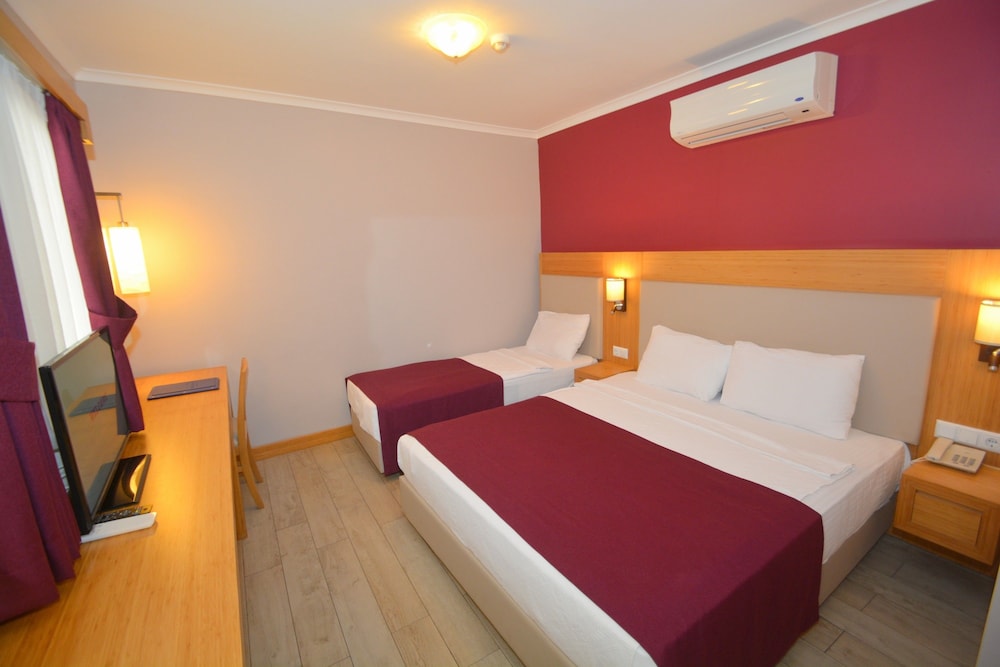 1 BEDROOM, STANDARD, TRIPLE