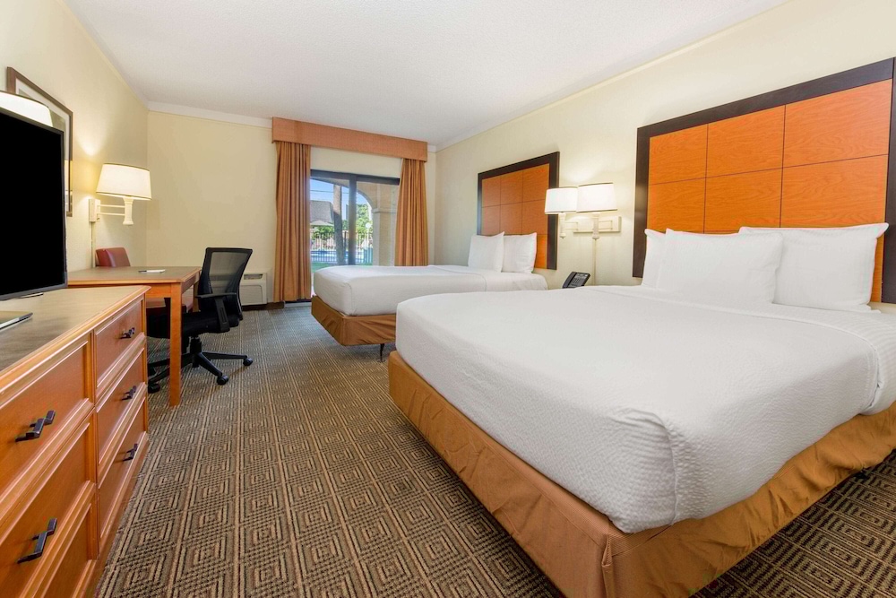 La Quinta Inn & Suites by Wyndham Ft Lauderdale Cypress Cr 13/44