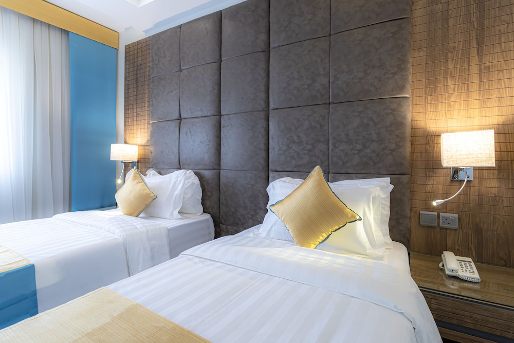 ROOM, DOUBLE OR TWIN BED