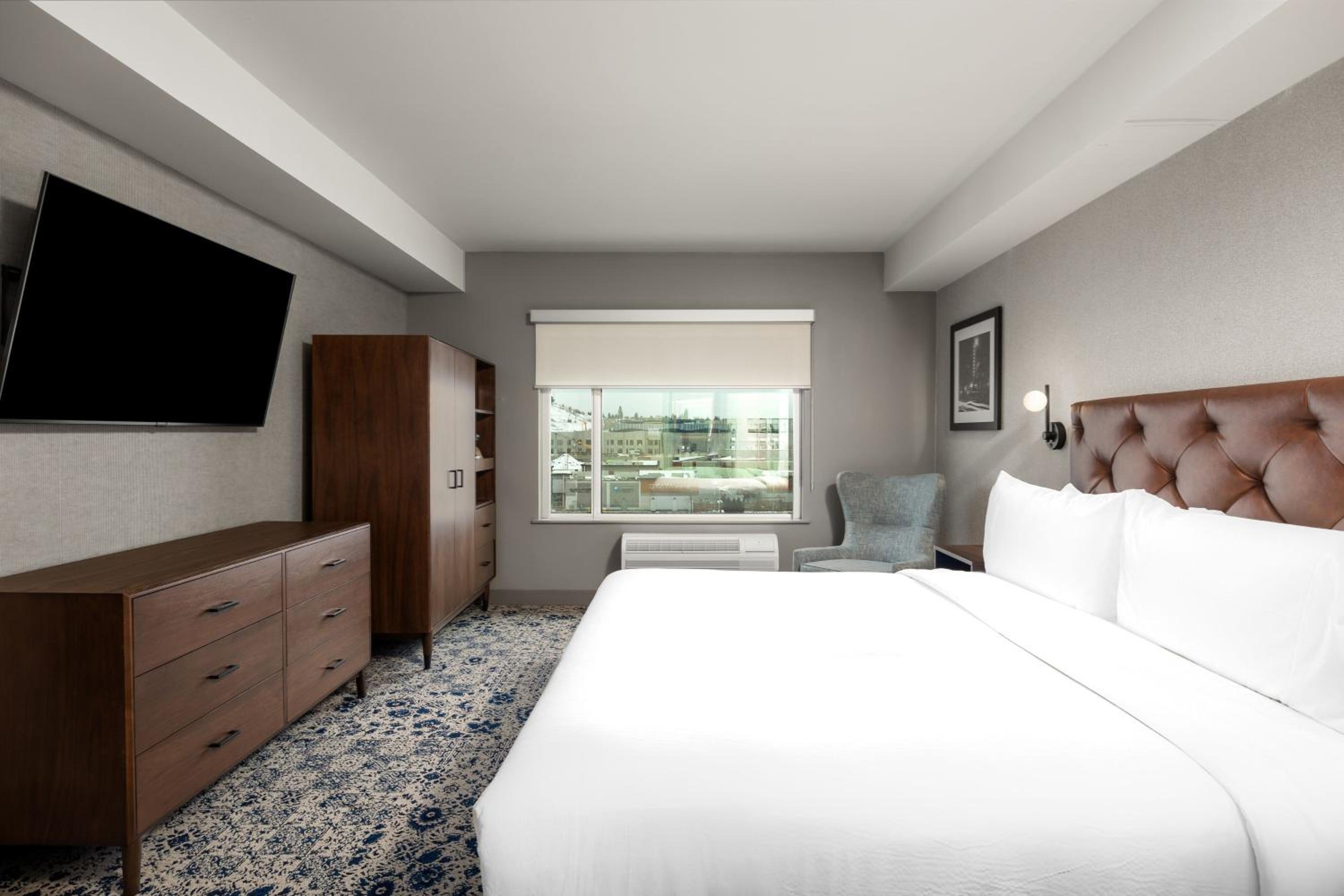 Room at Four Points by Sheraton Kelowna Airport, KELOWNA