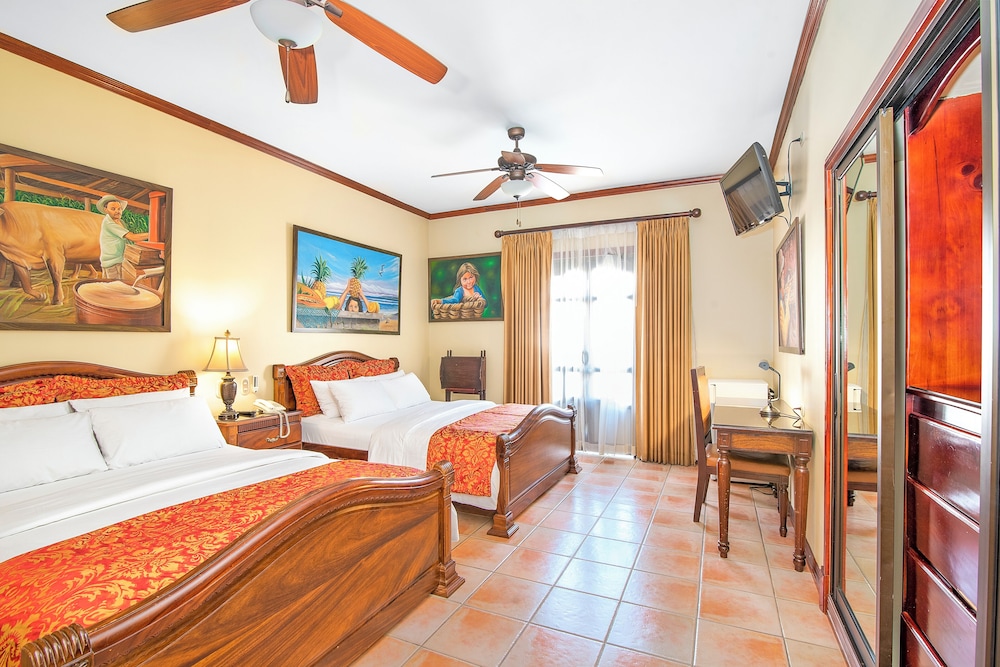 DELUXE, 2 QUEEN BEDS