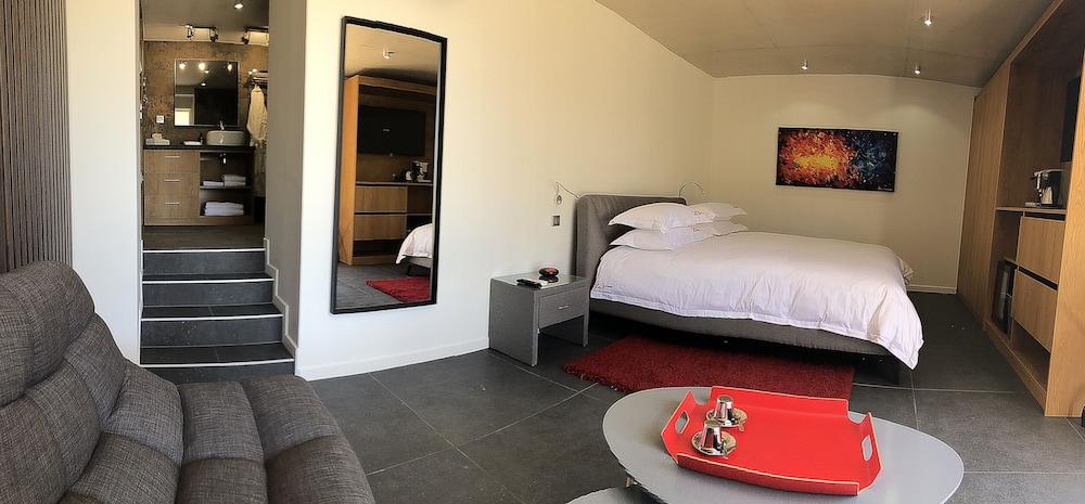 The Address Cassis 8/40