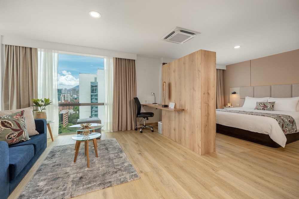 DELUXE, SUITE, QUEEN BED, SOFA