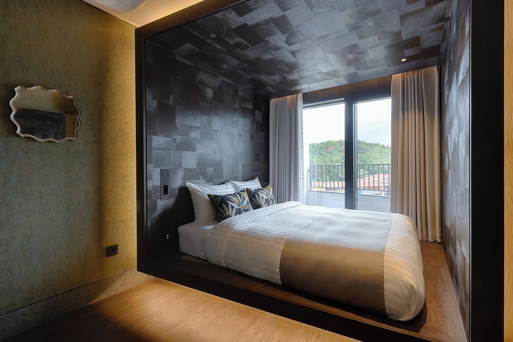 DELUXE, SUITE, 1 DOUBLE AND 1 SINGLE BED, WITH VIEW