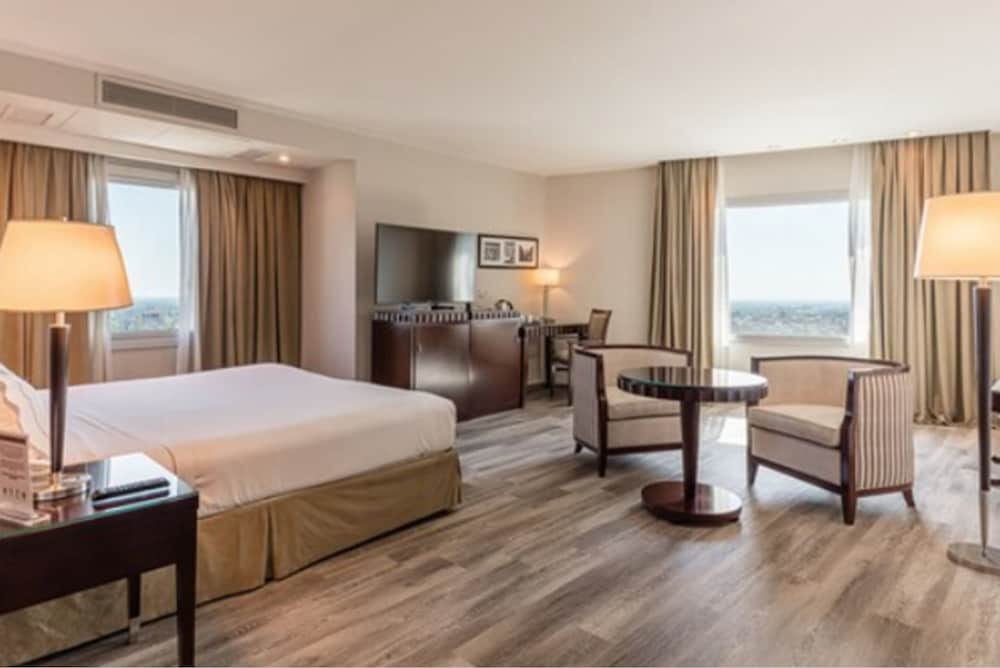 Mountain, 1 King and 1 Single Beds, Corner