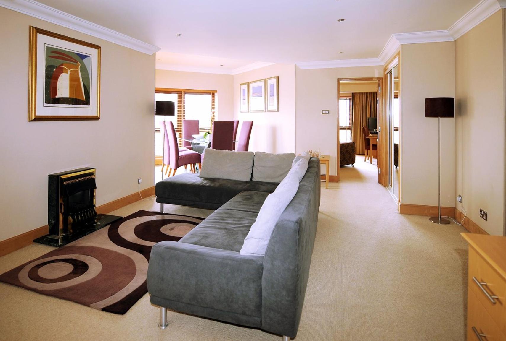 The Mansefield Hotel 10/59
