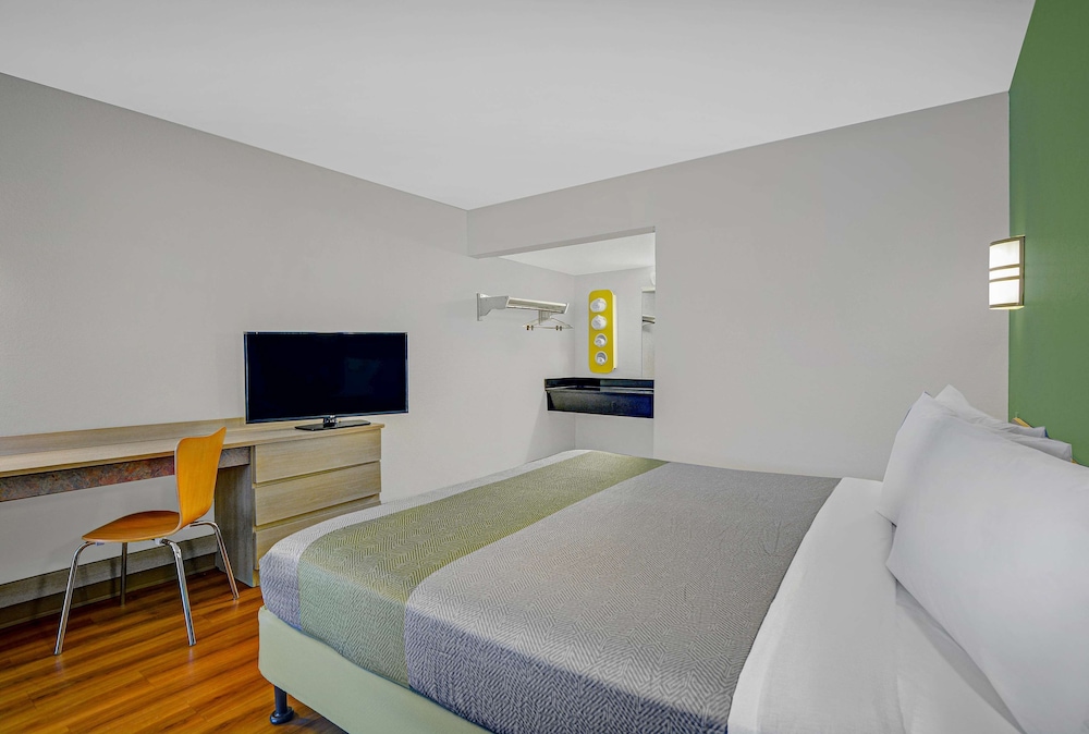 غرفة ديلوكس بسرير كوين بمطبخ صغير، Motel6 Tallahassee, FL - Downtown 2/7