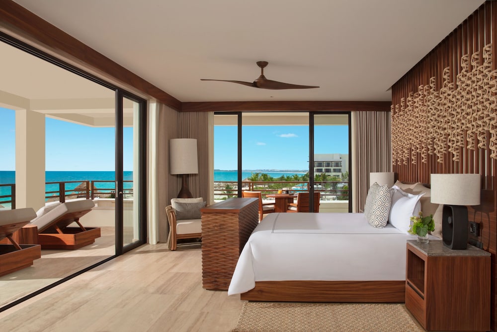 Preferred Club, Master, Suite, King Bed, Ocean Front, Corner