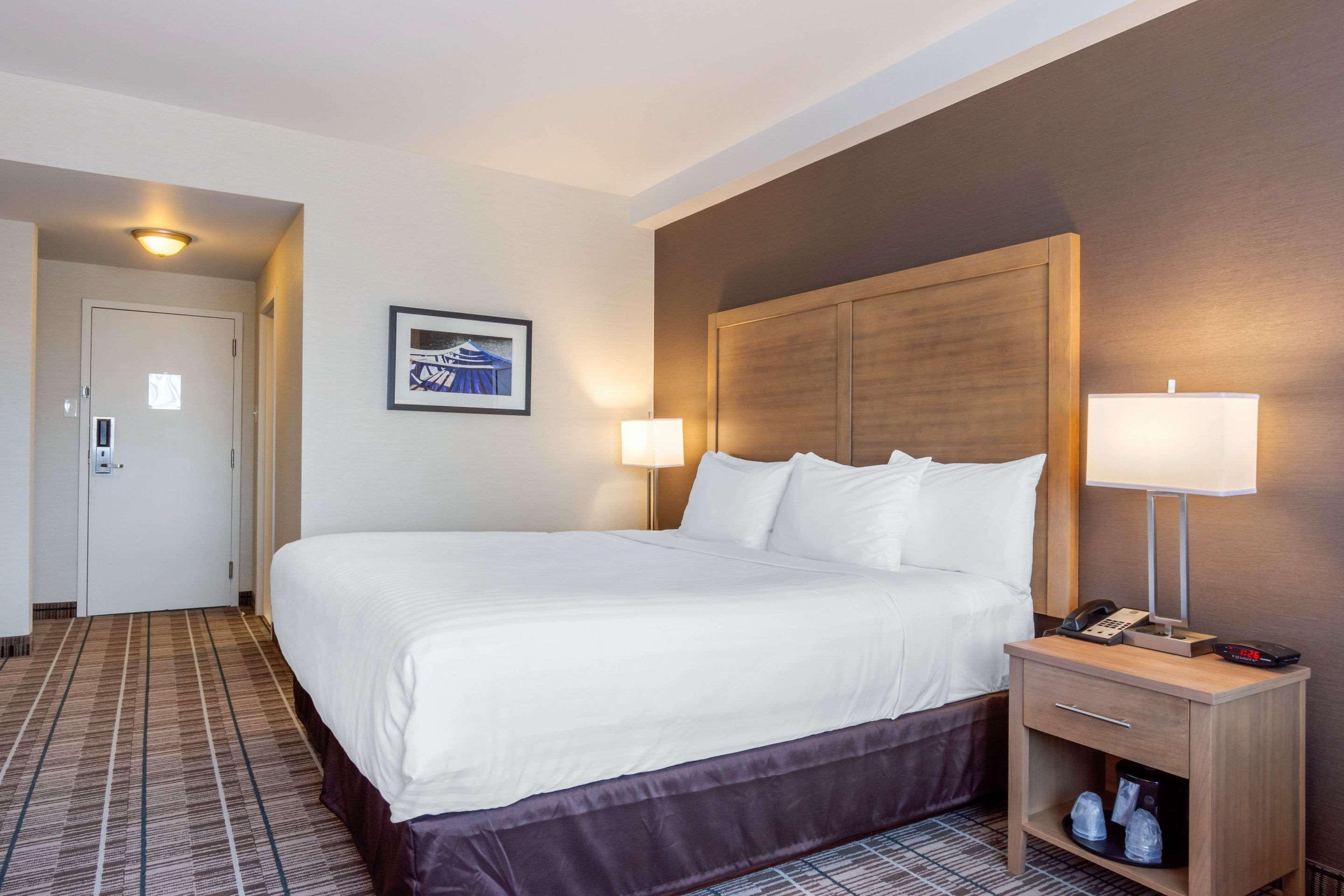 Upgrade, Queen Bed