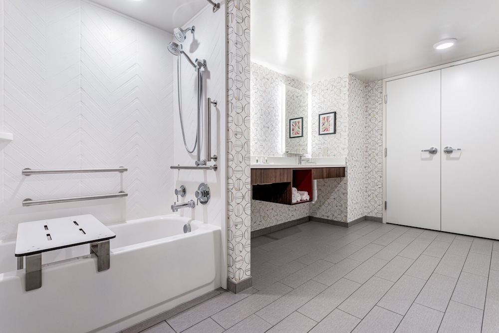 Holiday Inn Columbus an IHG Hotel (ex. Comfort Inn and Suites) 30/58