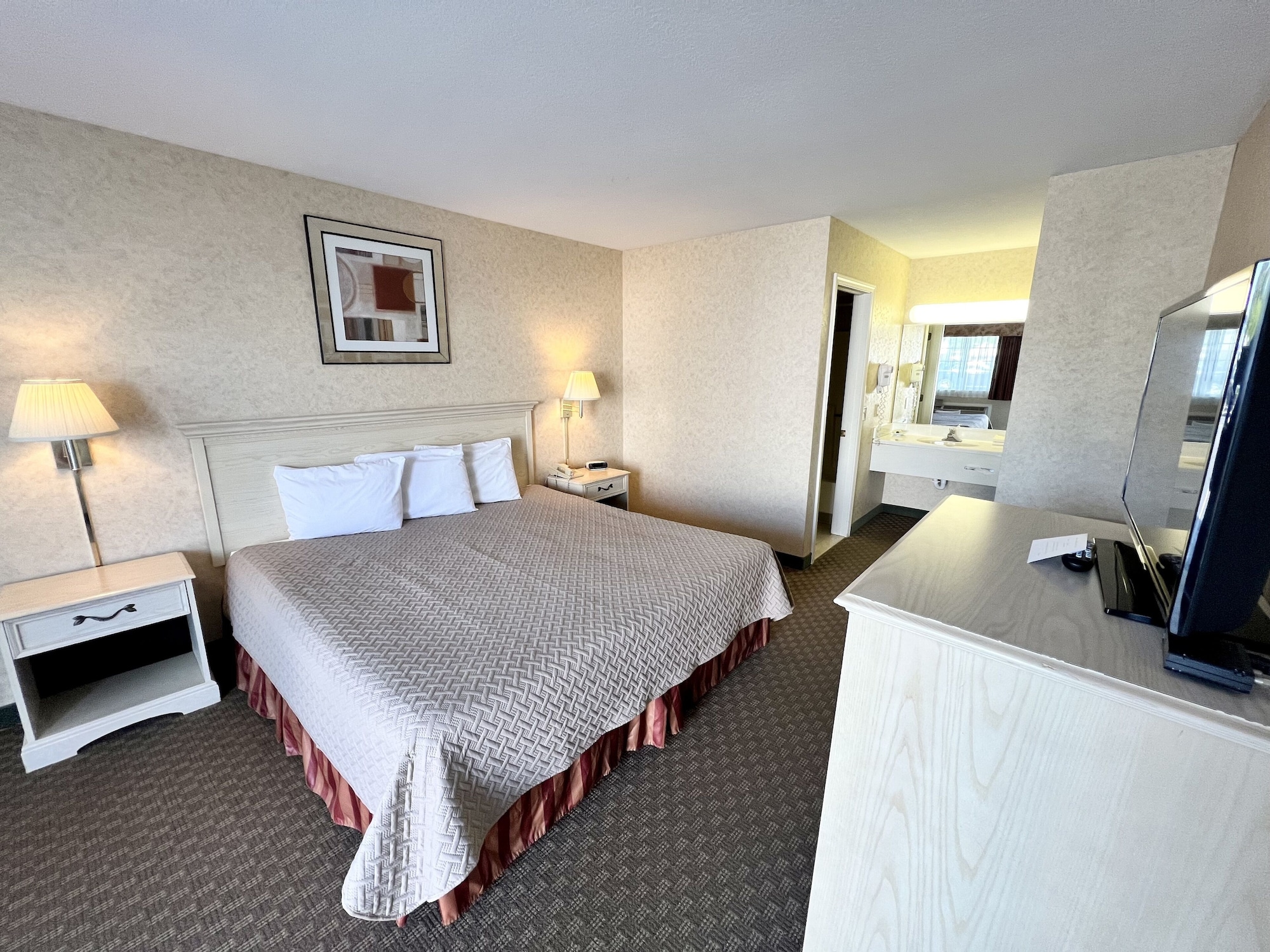 STANDARD, QUEEN BED, COURTYARD AREA