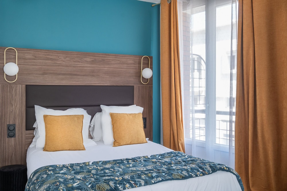 Executive, Quadruple, Queen Bed, City View