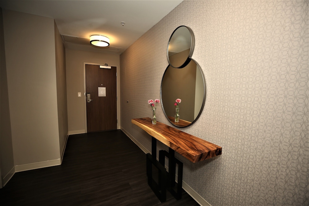 Holiday Inn Express & Suites Charlotte - South End 35/73