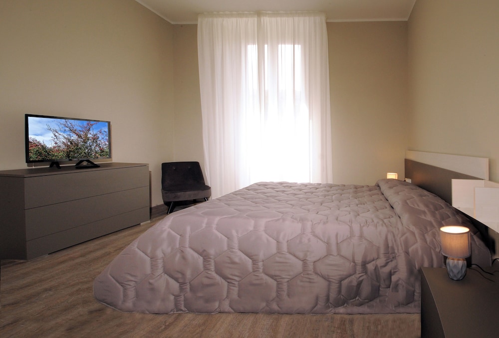 EXCLUSIVE, SUITE