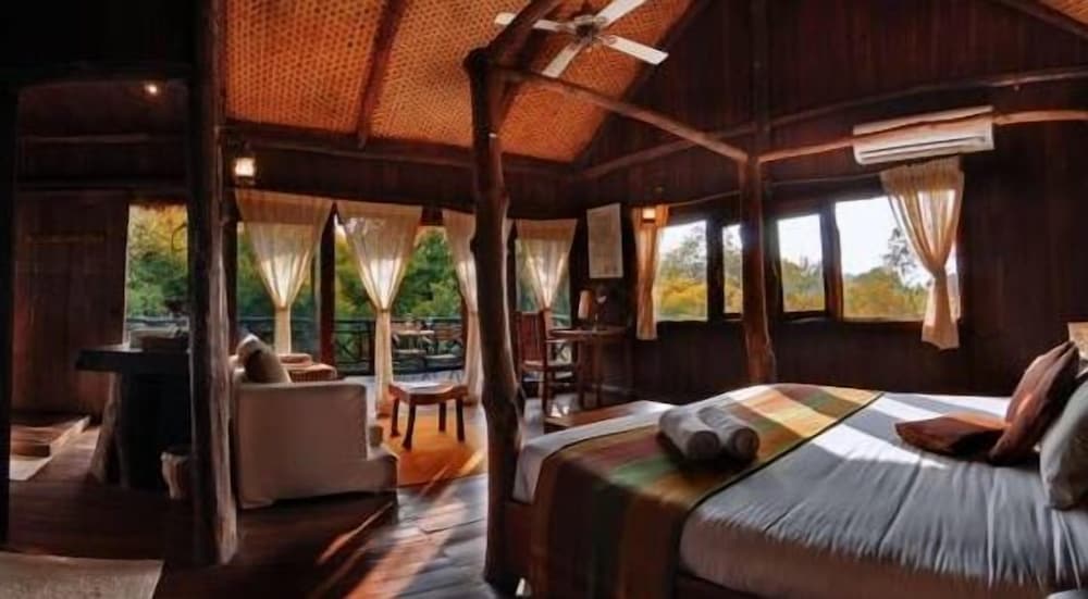 TREE HOUSE HIDEAWAY 5/50