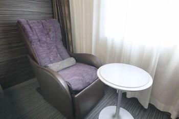 Moderate, Queen Bed