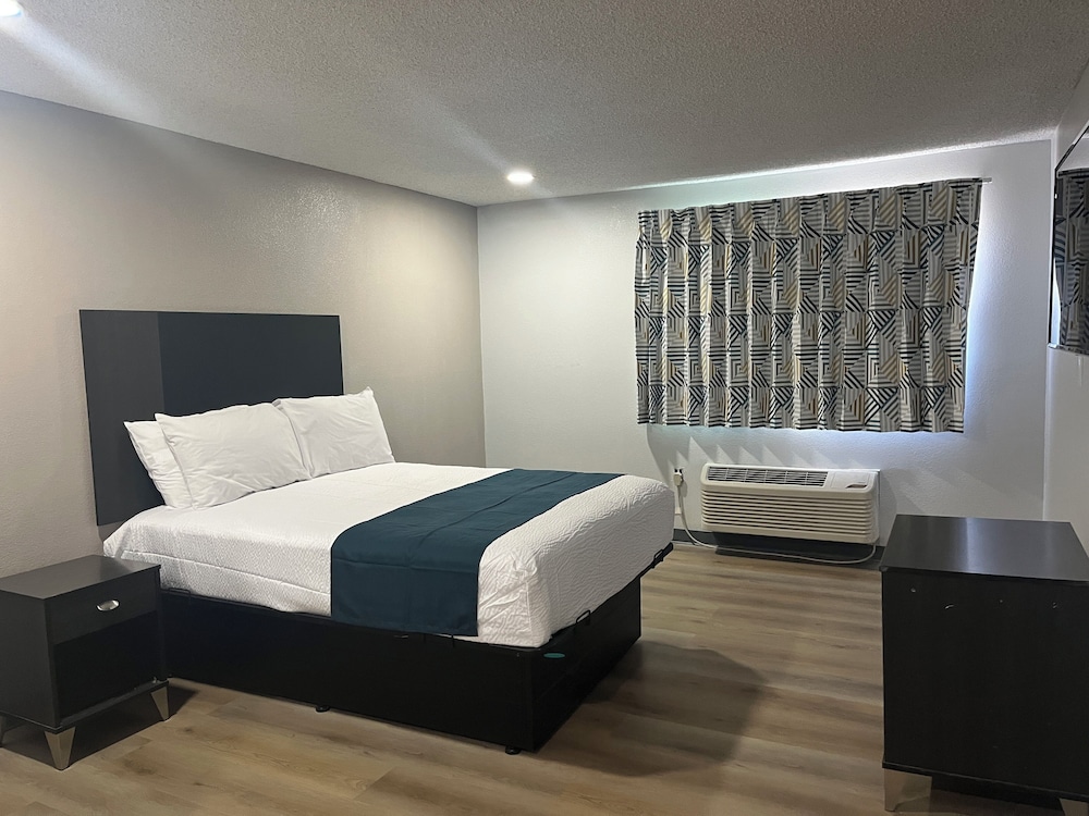 STANDARD, QUEEN BED