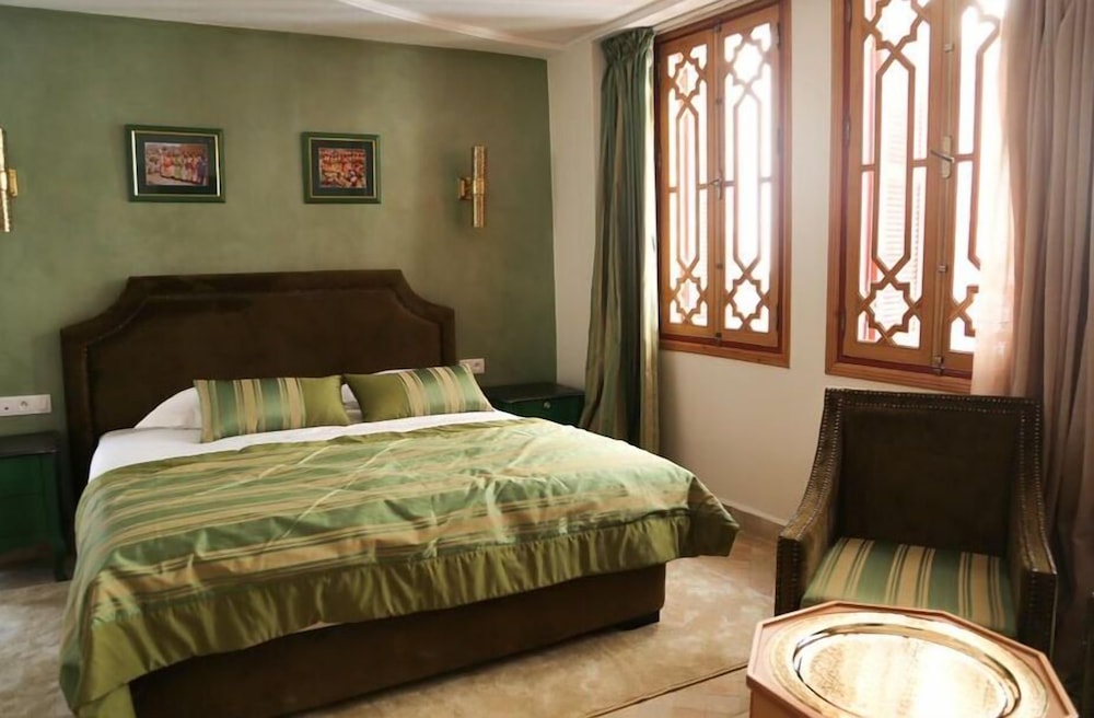LUXURY, SUITE